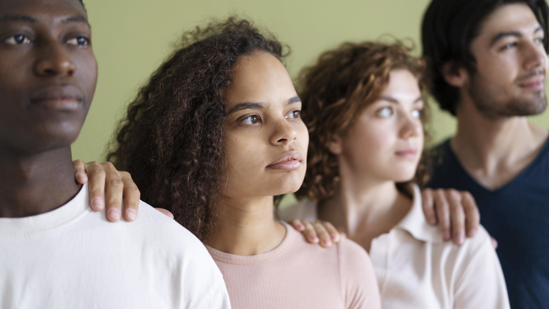 Groep jonge mensen met verschillende achtergronden kijkt hoopvol vooruit, symboliserend verbondenheid en gezamenlijke kracht van de projecten van ST/Art